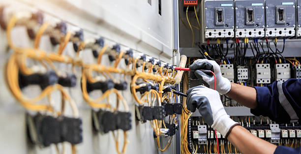 Professional Electrician technician working in Hawaiian Ocean View, HI